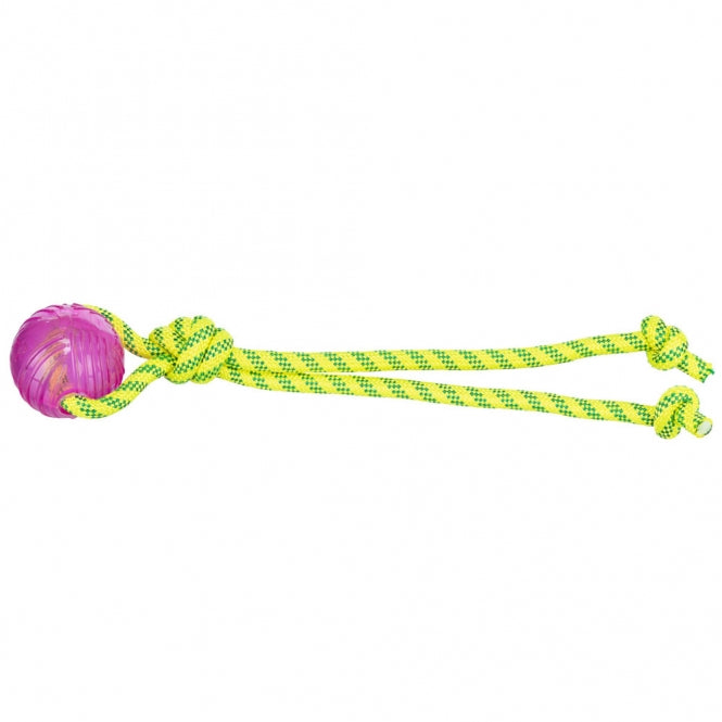 Trixie Hundespielzeug bestehend aus einem geflochtenen Baumwolltau und einem robusten, farbigen TPR-Ball in der Mitte für Zerrspiele.