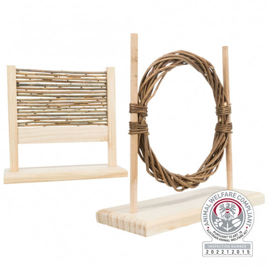 Farbiges Trixie Agility Set mit verstellbaren Sprunghürden und Slalomstangen für das Training von Zwergkaninchen und Ratten